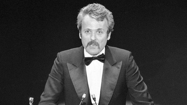 William Goldman v březnu 1977 přebírá Oscara za scénář k filmu Všichni... William Goldman v březnu 1977 přebírá Oscara za scénář k filmu Všichni...