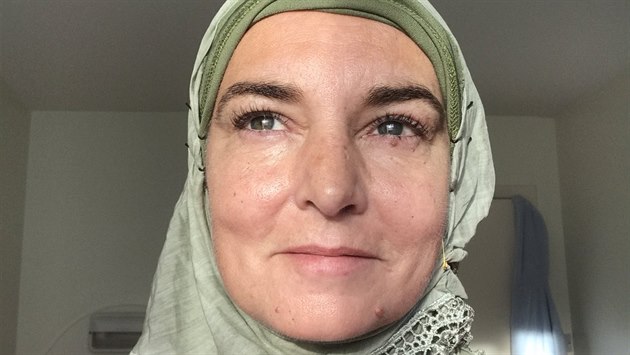 Sinéad O’Connorová, nově muslimka Shuhada Davittová (2018) Sinéad O’Connorová, nově muslimka Shuhada Davittová (2018)