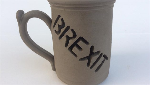 Keramický hrnek na památku Brexitu vyrobil zaměstnanec společnosti Bentham... Keramický hrnek na památku Brexitu vyrobil zaměstnanec společnosti Bentham...