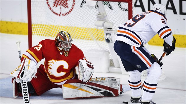 Leon Draisaitl z Edmontonu zkouší vyzrát na Davida Ritticha v brance Calgary. Leon Draisaitl z Edmontonu zkouší vyzrát na Davida Ritticha v brance Calgary.