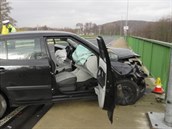Řidička nabourala na mostě v Sokolově do svodidel i zábradlí. Řidička nabourala na mostě v Sokolově do svodidel i zábradlí.