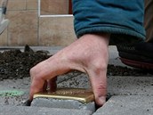 Takto vypadá jeden ze Stolpersteinů, který je umístěn v Olomouci. Takto vypadá jeden ze Stolpersteinů, který je umístěn v Olomouci.