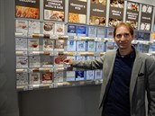 Člen realizačního Hynek Balík představuje nabídku potravin.