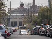 Parkovacích míst v okolí nemocnice příliš není, a řidiči tak často parkují... Parkovacích míst v okolí nemocnice příliš není, a řidiči tak často parkují...