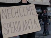 Pod heslem "Spekulanta s pozemky v Ústí nechceme" protestovalo na ústeckém... Pod heslem "Spekulanta s pozemky v Ústí nechceme" protestovalo na ústeckém...