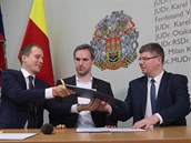 Zástupci nové pražské koalice Zdeněk Hřib (Piráti), Jan Čižinský (Praha Sobě) a...