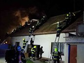 Hasiči likvidují požár v Jeníkovicích u Přelouče. Hasiči likvidují požár v Jeníkovicích u Přelouče.