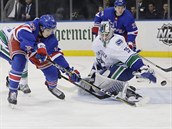 Filip Chytil (vlevo) z NY Rangers pekonv vancouverskho branke Jacoba...