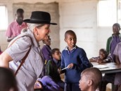 Marie Imbrová při návštěvě u školáků v zimbabwské komunitě Tengenenge, jimž s... Marie Imbrová při návštěvě u školáků v zimbabwské komunitě Tengenenge, jimž s...