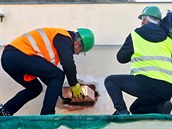Zástupci Plzeňského Prazdroje uložili do Jubilejní brány schránku s dobovými... Zástupci Plzeňského Prazdroje uložili do Jubilejní brány schránku s dobovými...