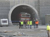 První vlak s cestujícími projíždí nejdelším železničním tunelem u Plzně. (16.... První vlak s cestujícími projíždí nejdelším železničním tunelem u Plzně. (16....