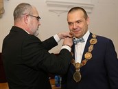 Martin Baxa z ODS se ujal vedení města Plzně. Primátorský řetěz mu předal... Martin Baxa z ODS se ujal vedení města Plzně. Primátorský řetěz mu předal...
