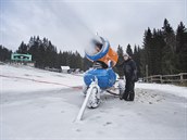 Na šumavském Špičáku se už zasněžují sjezdovky. (19. 11. 2018) Na šumavském Špičáku se už zasněžují sjezdovky. (19. 11. 2018)