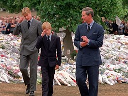 Princové William a Harry a jejich otec princ Charles ped Kensingtonským...