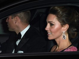 Princ William a vévodkyn Kate pijídí do Buckinghamského paláce na party k...