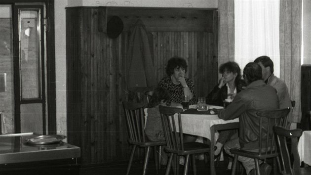 Fotograf David Kurc dokumentoval vypjenm fotoapartem ivot v 80. letech i pelomov udlosti let 1989 a 1990. Na snmku proslul marinskolzesk restaurace Klas na zatku 90. let.