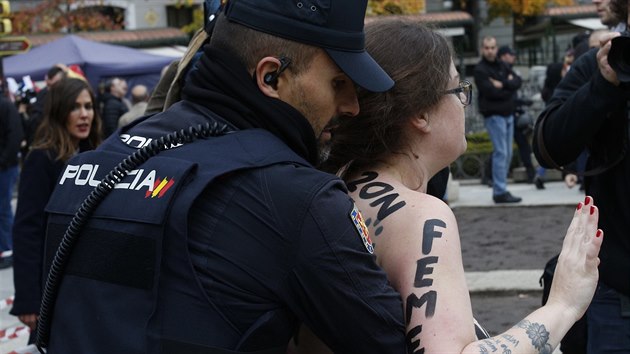 Aktivistky hnut Femen pi zaten policisty po naruen protestu krajn pravice v Madridu. eny si na polonah tla napsala slogany jako legalizace faismu - ostuda nrodaa stop N20, odkazujce na datum kadoron profrankistick demonstrace k vro dikttorova mrt.