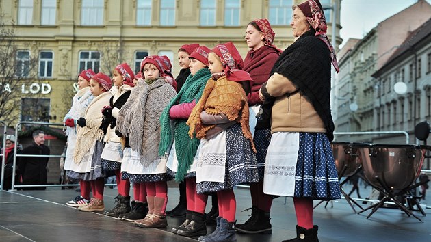 Povoz taen komi pivezl na nmst Svobody vnon strom (17. listopadu 2018).