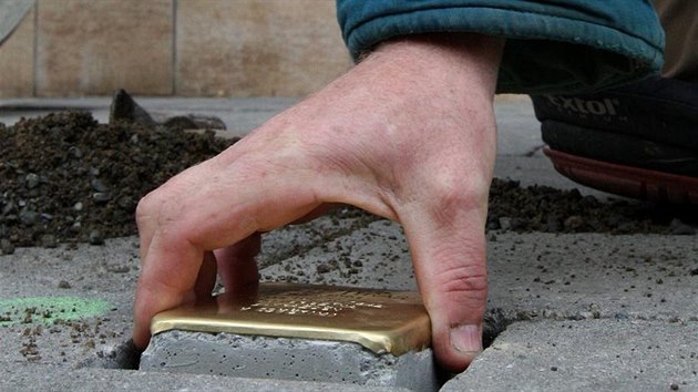 Takto vypadá jeden ze Stolperstein, který je umístn v Olomouci.