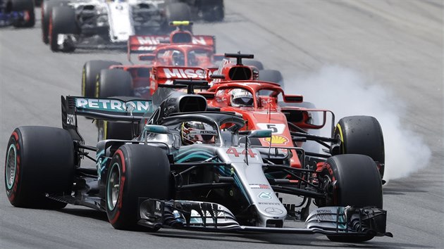 Pilot stje Mercedes Lewis Hamilton vede peloton na startu Velk ceny Brazlie.