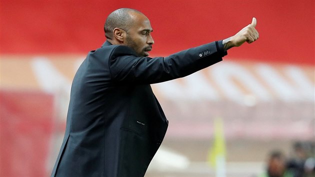 Monack trenr Thierry Henry oceuje snaen svch svenc bhem zpasu s PSG.