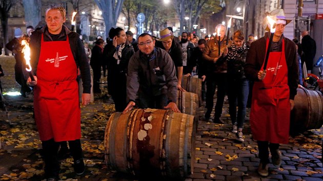 Oficiln oteven sud s letonm ronkem vna Beaujolais Nouveau ve francouzskm Lyonu. (14. listopadu 2018)