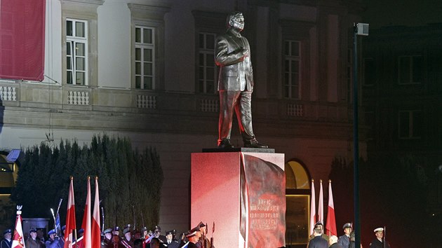 Ve Varav v pedveer oslav sto let od vzniku mezivlen druh republiky slavnostn odhalili pomnk Lecha Kaczyskho (10. 11. 2018).