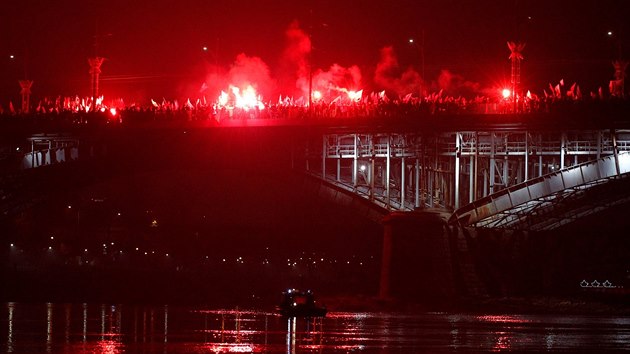 Statisce lid oslavily v Polsku den nezvislosti pochodem (11. 11. 2018).