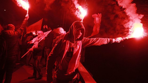 Statisce lid oslavily v Polsku den nezvislosti pochodem (11. 11. 2018).