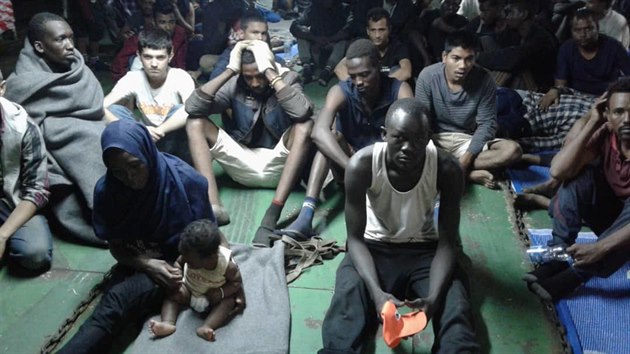 Migranti ze severn Afriky odmtaj vystoupit z lodi kotvc v libyjsk Misurt. (14. listopadu 2018)