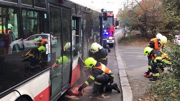 Nehoda autobusu MHD v ulici V Korytech (10. listopadu 2018)