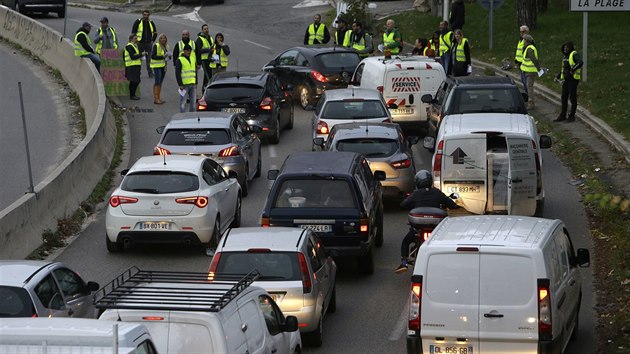 Demonstranti blokuj silnici v Marseille (17.11.2018)