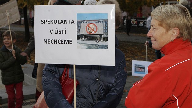 Pod heslem "Spekulanta s pozemky v st nechceme" protestovalo na steckm Lidickm nmst nkolik destek lid proti tomu, aby se primtorem msta stal Petr Nedvdick.