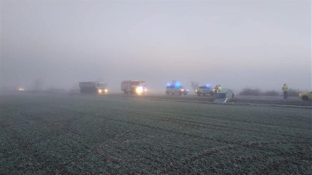 Nehodu deseti aut u obce Otvice na Chomutovsku zpsobila prvn ledovka.