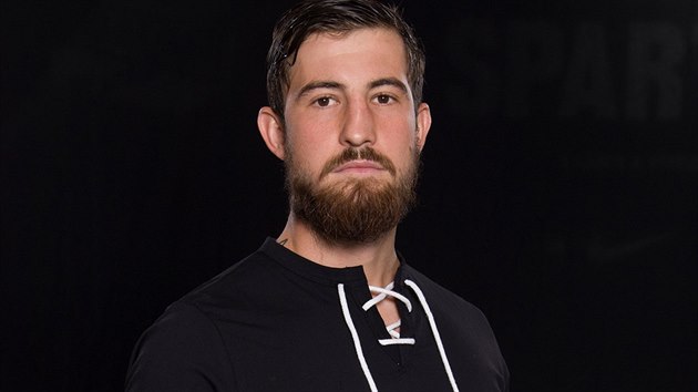 Lukáš Vácha ve sparťanském retrodresu, v kterém tým nastoupí na počest 125. výročí od založení klubu.