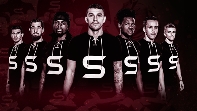 Sparťanští fotbalisté v retro dresech, v nichž nastoupí na oslavu 125. výročí založení klubu proti Jablonci. Zleva Nita, Vácha, Costa, Stanciu, Tetteh, Šural a Frýdek.