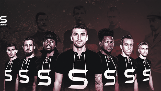 Sparťanští fotbalisté v retro dresech, v nichž nastoupí na oslavu 125. výročí založení klubu proti Jablonci. Zleva Nita, Vácha, Costa, Stanciu, Tetteh, Šural a Frýdek.