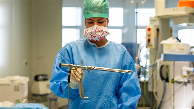 Uniktn zkrok provedli plastit chirurgov z Fakultn nemocnice v Olomouci. Devtiletou dvenku operovali jako prvn v esku etrn pomoc endoskopu. (podzim 2018)