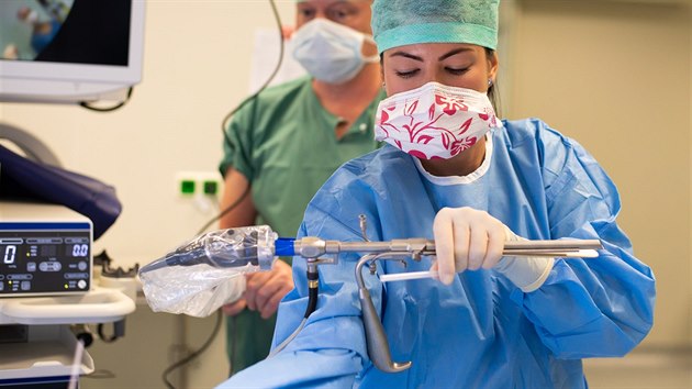 Uniktn zkrok provedli plastit chirurgov z Fakultn nemocnice v Olomouci. Devtiletou dvenku operovali jako prvn v esku etrn pomoc endoskopu. (podzim 2018)
