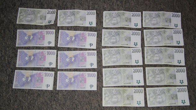 Policie pi zsahu u obchodnka s drogami zajistila 30 tisc korun v hotovosti.