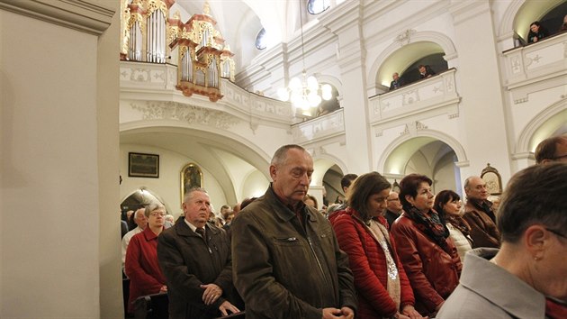 Pi slavnostn mi, kdy biskup nov varhany poehnal, se kostel zaplnil do poslednho msta.