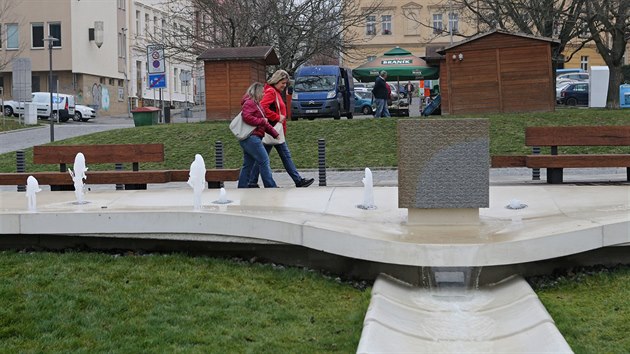 Fontna ve vrchn sti nmst. Vodu sem z fontny spodn dovd erpadly uzaven okruh. Msto pi tom vyuilo silnch pramen pod nmstm.