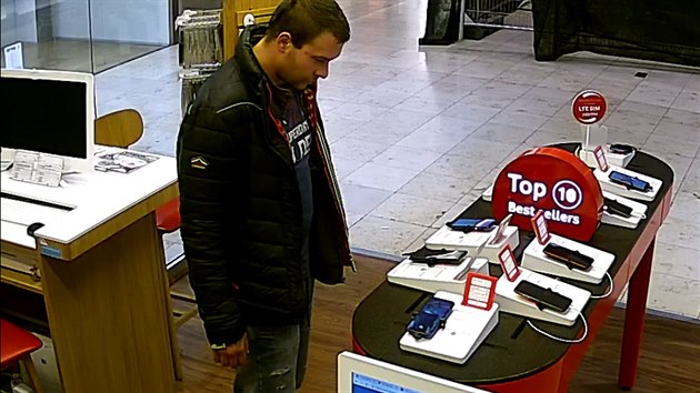 Mu v obchodnm centru na Pankrci vyhrooval obsluze noem a pot z prodejny ukradl mobiln telefon. (14.11.2018)