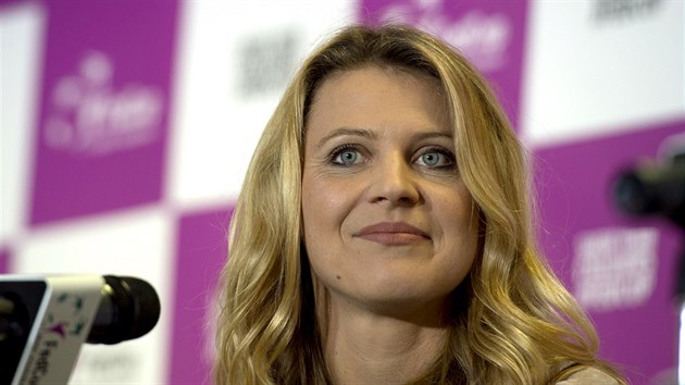 Tenistka Lucie afov oznamuje na tiskov konferenci ped finle Fed Cupu v Praze novinm, e na lednovm Australian Open ukon kariru.