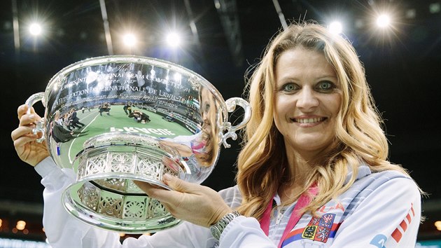 Lucie afov s vtznou trofej Fed Cupu