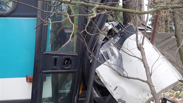 Nehoda autobusu mladch fotbalist u Vna na Pbramsku. (11. 11. 2018)