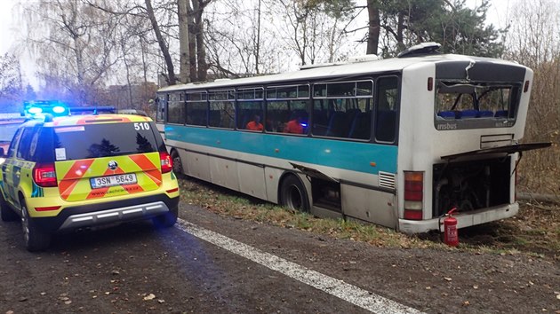 Nehoda autobusu mladch fotbalist u Vna na Pbramsku. (11. 11. 2018)