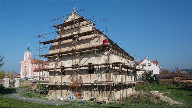 Pvodn kostelk se ve zlnsk sti tpa nachz pobl majesttnho kostela Narozen Panny Marie (v pozad).