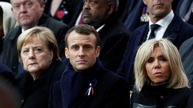 Francouzsk prezident Emmanuel Macron (uprosted) mezi nmeckou kanclkou Angelou Merkelovou (vlevo) a svou manelkou Brigitte (vpravo) na pietnm aktu k stmu vro konce prvn svtov vlky.