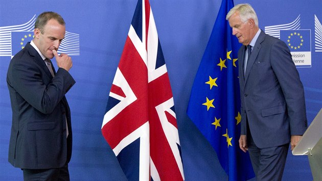 Ministr pro brexit Dominic Raab (vlevo) a fvyjednva EU pro brexit Michel Barnier na setkn v Bruselu (15. listopadu 2018)